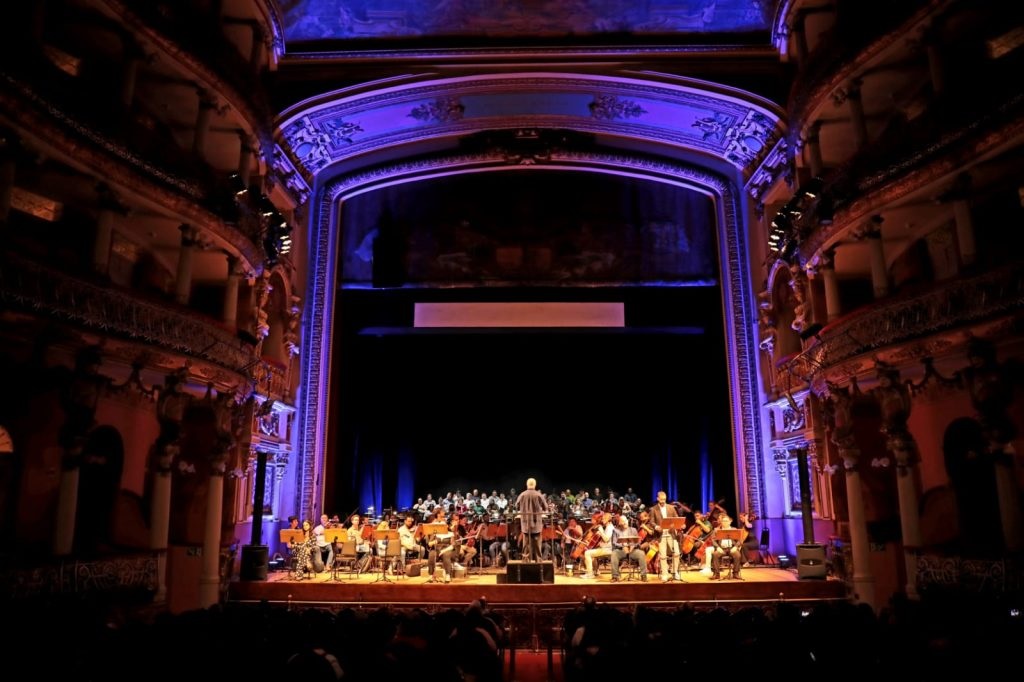 Obras operísticas se destacam pelo alto nível de execução musical, conduzida com excelência pelos corpos artísticos do estado