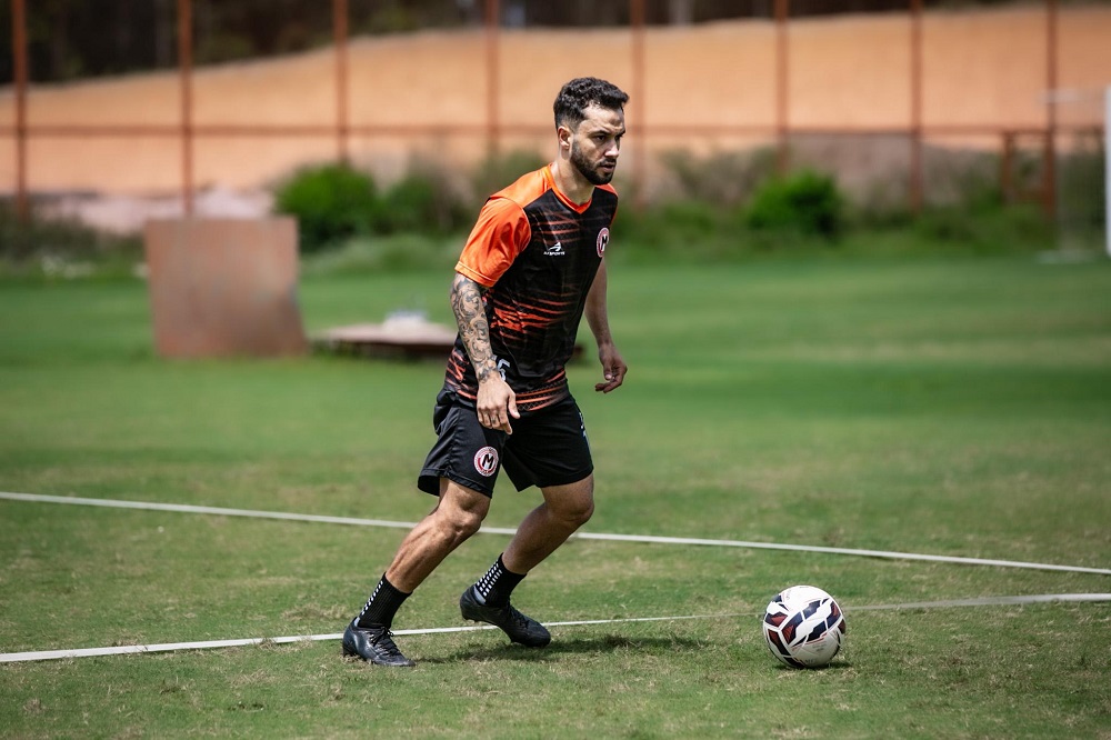 Natural de Brasília, o jogador começou a carreira nas categorias de base do Cruzeiro-DF