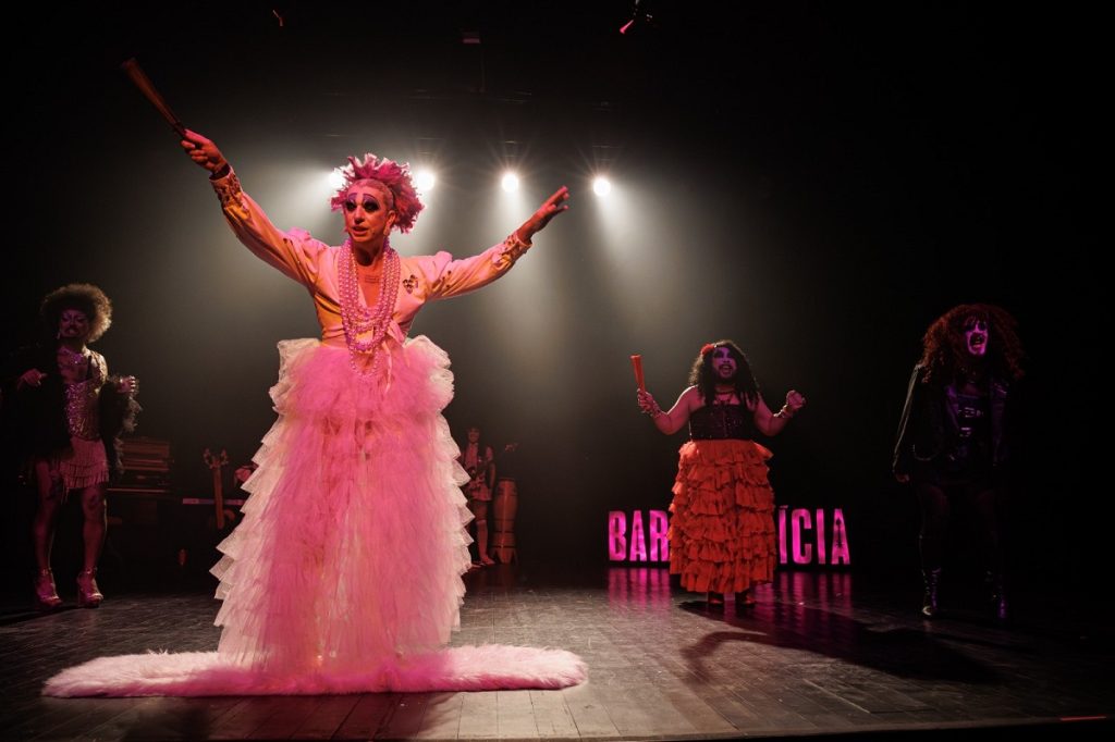 Atores representam sete drag queens: Carmencita, Little Drag, Chica, Angel, Vênus, Lady Sinty e Sebastiane