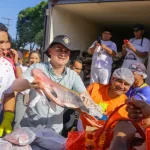 Prefeito de Manaus entrega peixes à população na Páscoa (Foto: Divulgação)
