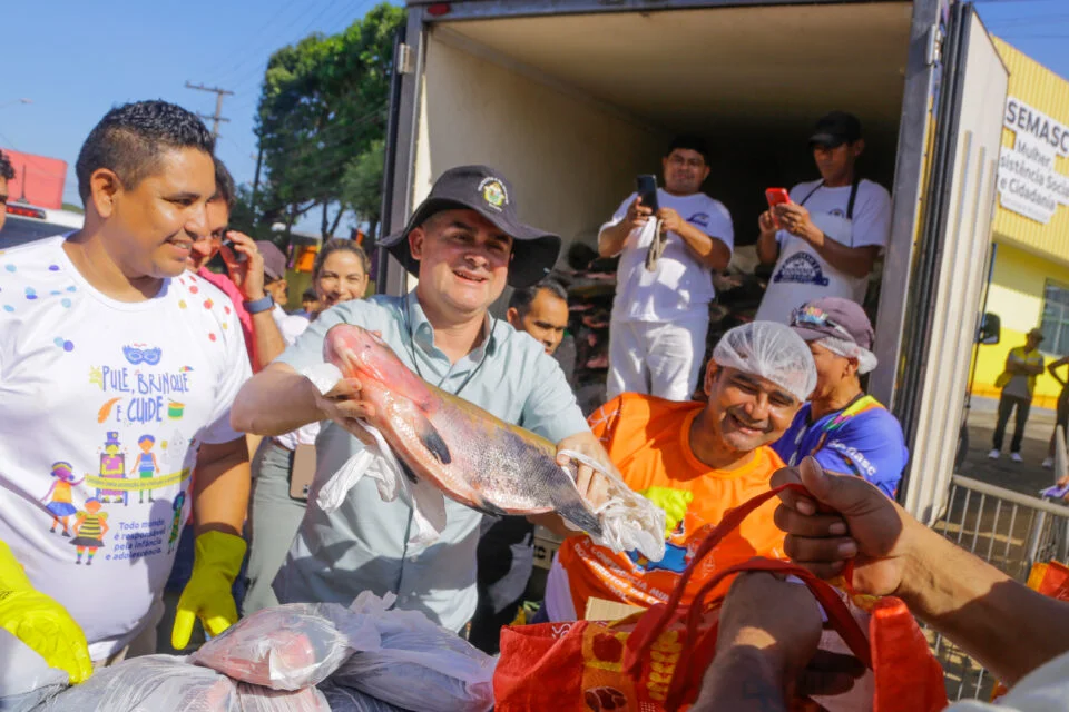 Prefeito de Manaus entrega peixes à população na Páscoa (Foto: Divulgação)
