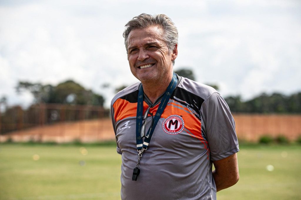 Luiz Carlos Winck, de 62 anos, tem longa trajetória no futebol brasileiro