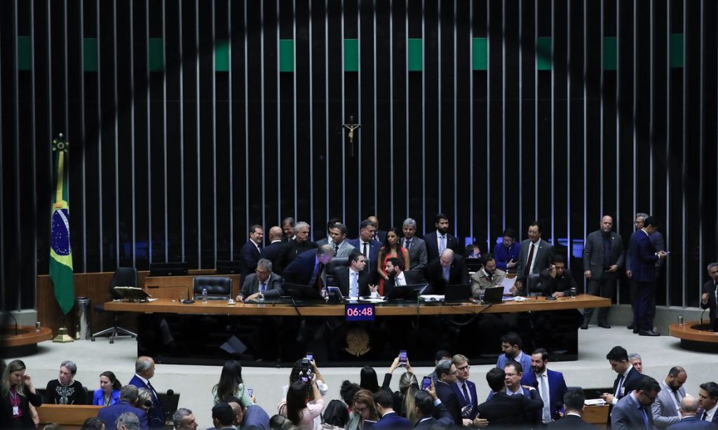 Plenário da Câmara durante votação de projeto sobre descontos no INSS