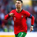 Cristiano Ronaldo em campo pelo Al-Nassr, líder da lista da Forbes 2025