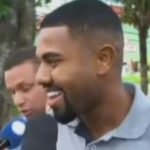 Davi Brito comendo pipoca ao sair da delegacia após depoimento sobre ameaça com arma