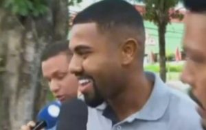 Davi Brito comendo pipoca ao sair da delegacia após depoimento sobre ameaça com arma