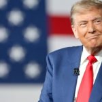 Donald Trump e Jair Bolsonaro durante encontro oficial, com bandeiras ao fundo