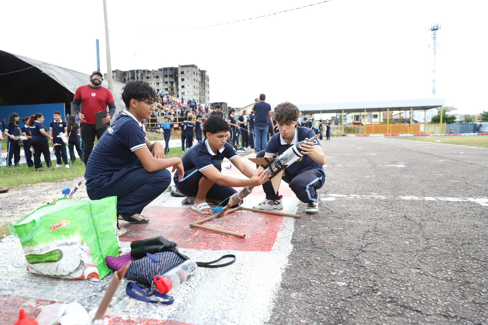 Alunos de Manaus realizam lançamento de foguetes em busca de índice para Olimpíada
