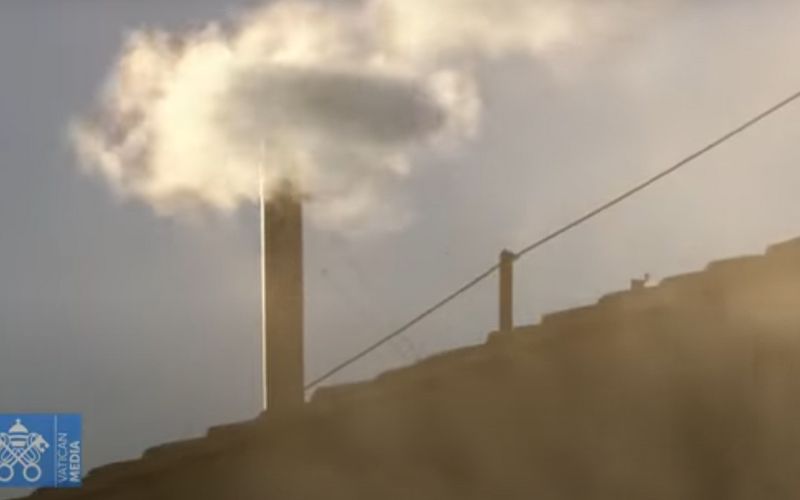 Novo papa é eleito após fumaça branca no Vaticano