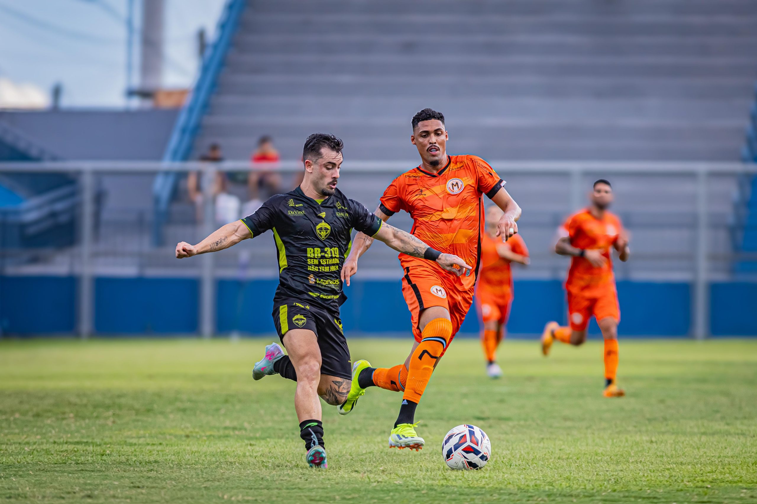 Jogadores de Manaus e Manauara disputam bola em clássico da Série D 2025 no estádio Ismael Benigno