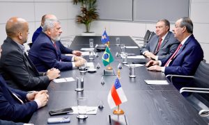 Omar Aziz e Átila Lins durante reunião com presidente da Caixa para discutir novas agências no interior do Amazonas