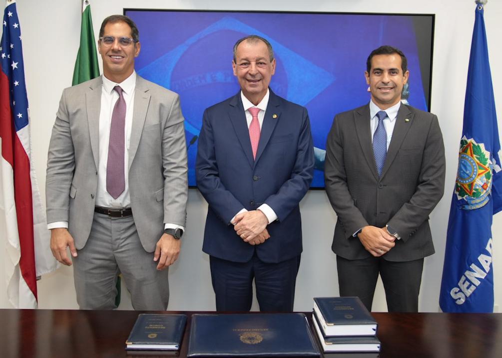 Senador Omar Aziz em reunião com defensores públicos para anunciar recursos destinados à construção de unidades da Defensoria no interior do Amazonas.