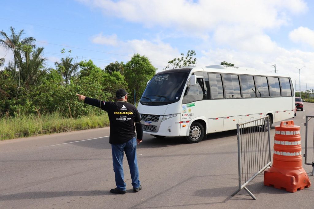 Equipe da Arsepam e Detran-AM durante fiscalização de veículos na rodovia AM-070