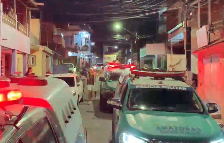 Viatura da Polícia Militar em local de crime na rua Santa Luiza, zona Sul de Manaus