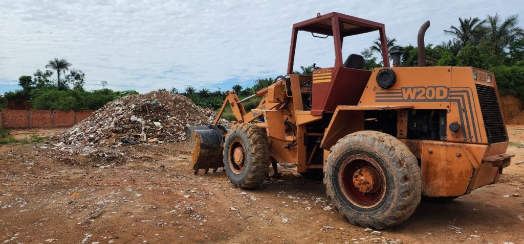 Pá-carregadeira apreendida pelo Ipaam durante descarte irregular de resíduos sólidos em Iranduba