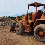 Pá-carregadeira apreendida pelo Ipaam durante descarte irregular de resíduos sólidos em Iranduba