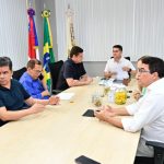 Prefeito David Almeida durante reunião sobre Passe Livre Estudantil em Manaus