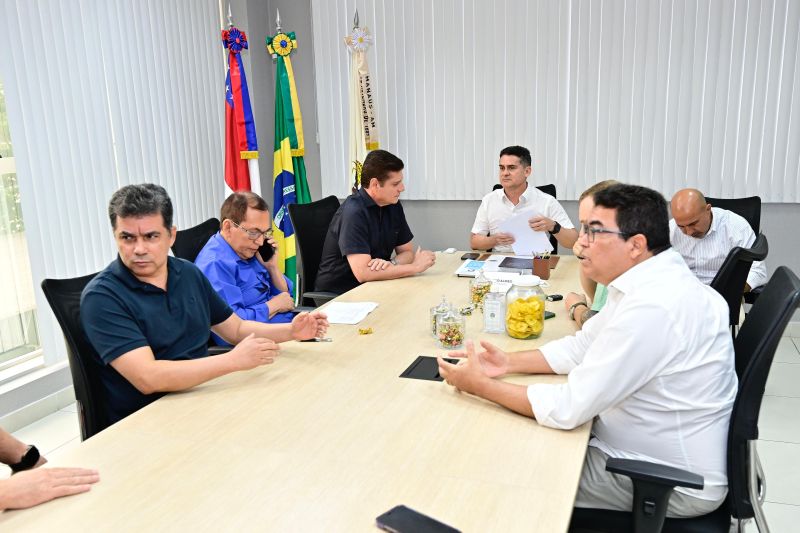 Prefeito David Almeida durante reunião sobre Passe Livre Estudantil em Manaus
