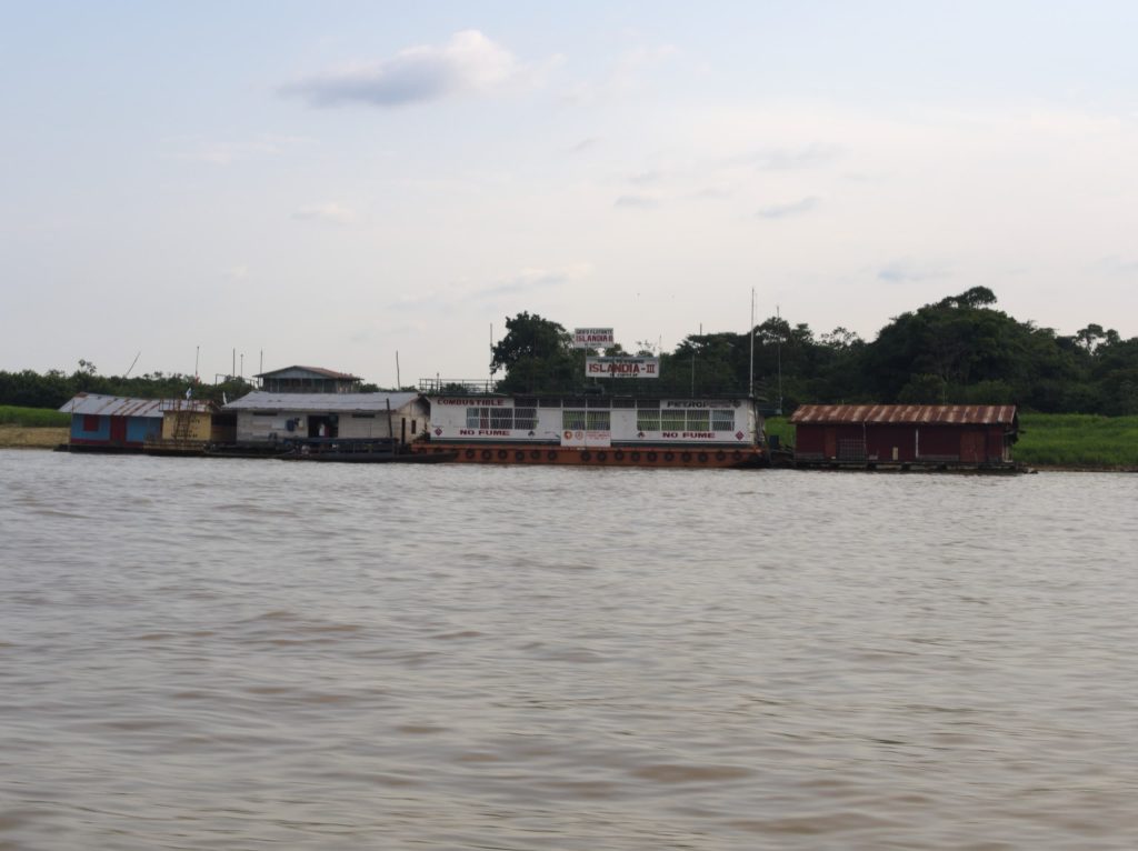 Imagem do Rio Javari, na fronteira entre Brasil e Peru, com águas turvas e presença de resíduos