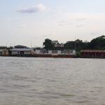 Imagem do Rio Javari, na fronteira entre Brasil e Peru, com águas turvas e presença de resíduos