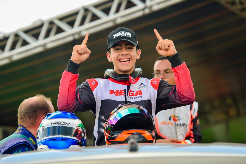 Piloto Dylan Holanda comemora vitória na categoria F4 Sprinter durante o Norte Brasileiro de Kart 2024, no Pará