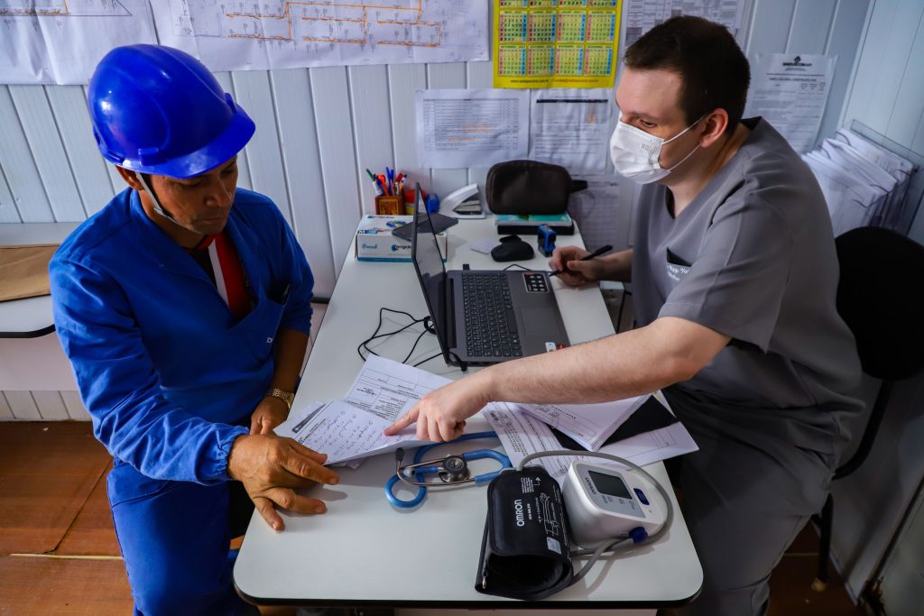 Profissionais de saúde atendem homens durante ação do Sabadão do Homem em Manaus