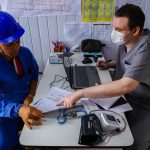 Profissionais de saúde atendem homens durante ação do Sabadão do Homem em Manaus