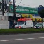 Motociclista ferido no chão após atropelamento na Avenida Torquato Tapajós, com ambulância do Samu prestando atendimento.