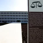 Arte ilustrativa com destaque para o concurso do TCU 2025 com salário de R$15 mil para nível médio