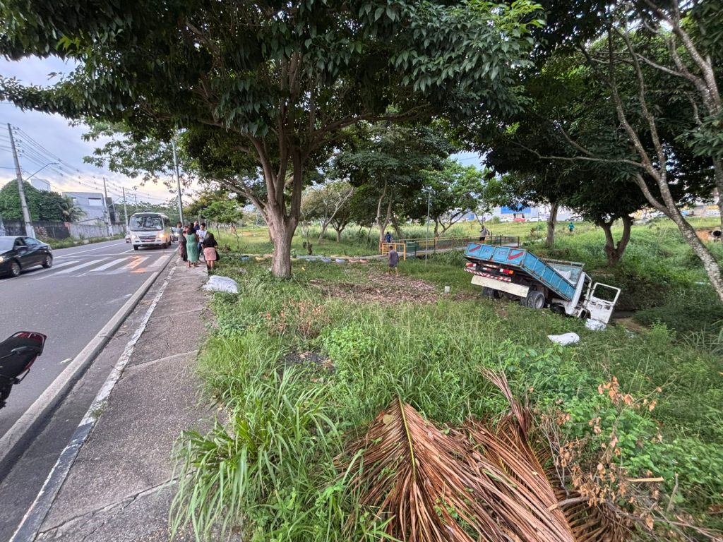 Caminhão dentro do igarapé após atropelar pedestre na Avenida das Torres, em Manaus