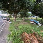 Caminhão dentro do igarapé após atropelar pedestre na Avenida das Torres, em Manaus