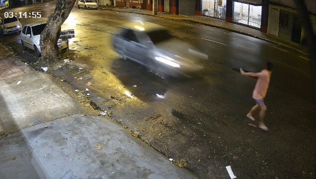 Imagem mostra momento em que carro atropela homem na Avenida Joaquim Nabuco, em Manaus