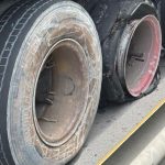 Caminhão removido pelo Detran-AM com pneus furados e irregularidades em Manaus