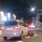 Carro arrasta motocicleta por vários metros no bairro Parque Dez, em Manaus