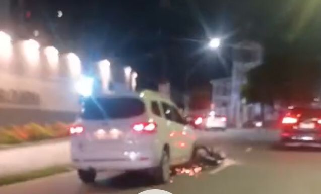 Carro arrasta motocicleta por vários metros no bairro Parque Dez, em Manaus