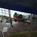 Carro capotado após cair de barranco na zona Norte de Manaus, próximo à CDE 07