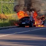 Carro modelo Onix em chamas na avenida das Flores, Zona Norte de Manaus