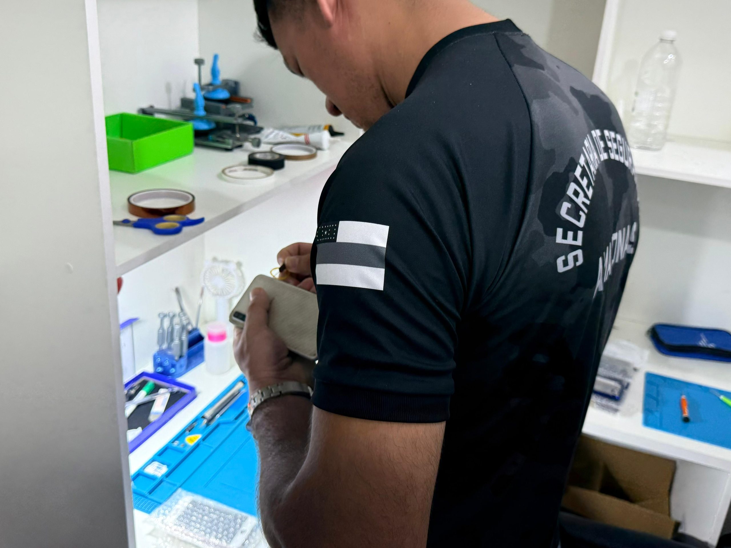 Suspeito de desbloquear celulares roubados é preso em Manaus