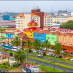 Colón, localizada na entrada atlântica do Canal do Panamá, abriga a segunda maior zona franca do mundo — a Zona Livre de Colón.