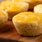 Empadas em bandeja metálica; caso de envenenamento no Haiti matou 40 membros de facção