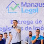 Prefeito David Almeida durante entrevista sobre investimentos e obras em Manaus