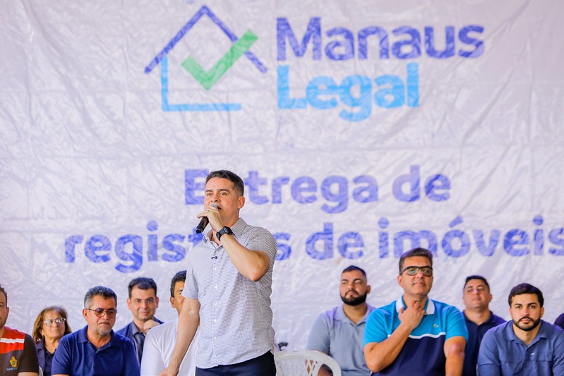 Prefeito David Almeida durante entrevista sobre investimentos e obras em Manaus