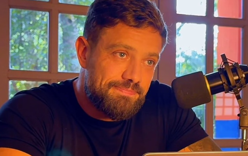 Ator Rafael Cardoso diz que colega de cena tinha mau hálito