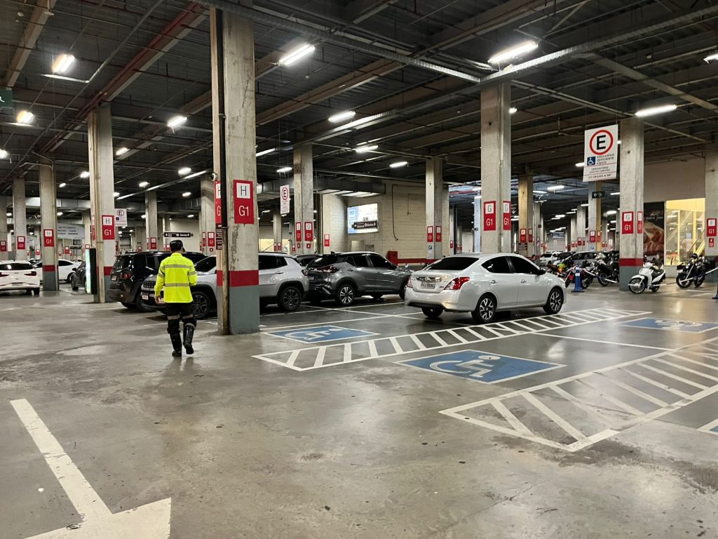 Prefeitura de Manaus multa veículos por ocuparem vagas especiais em shoppings