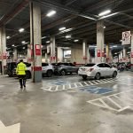 Prefeitura de Manaus multa veículos por ocuparem vagas especiais em shoppings