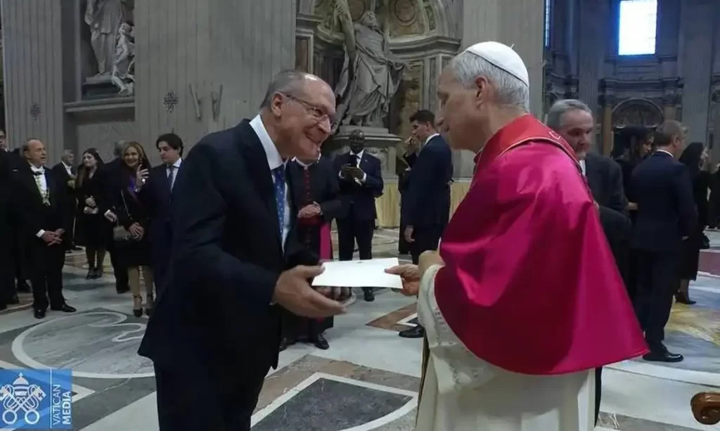 Geraldo Alckmin entrega carta de Lula ao Papa Leão XIV durante missa no Vaticano