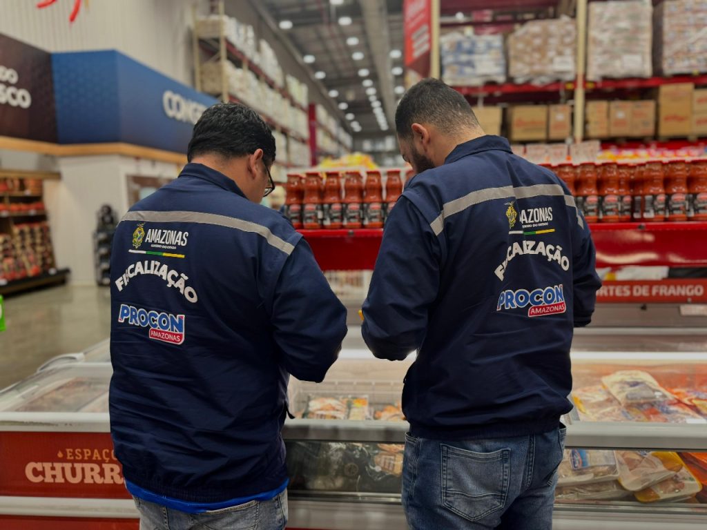Procon fiscaliza e autua supermercado em Manaus por vender alimentos vencidos