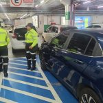 Agente do IMMU fiscaliza estacionamento de supermercado na zona Norte de Manaus