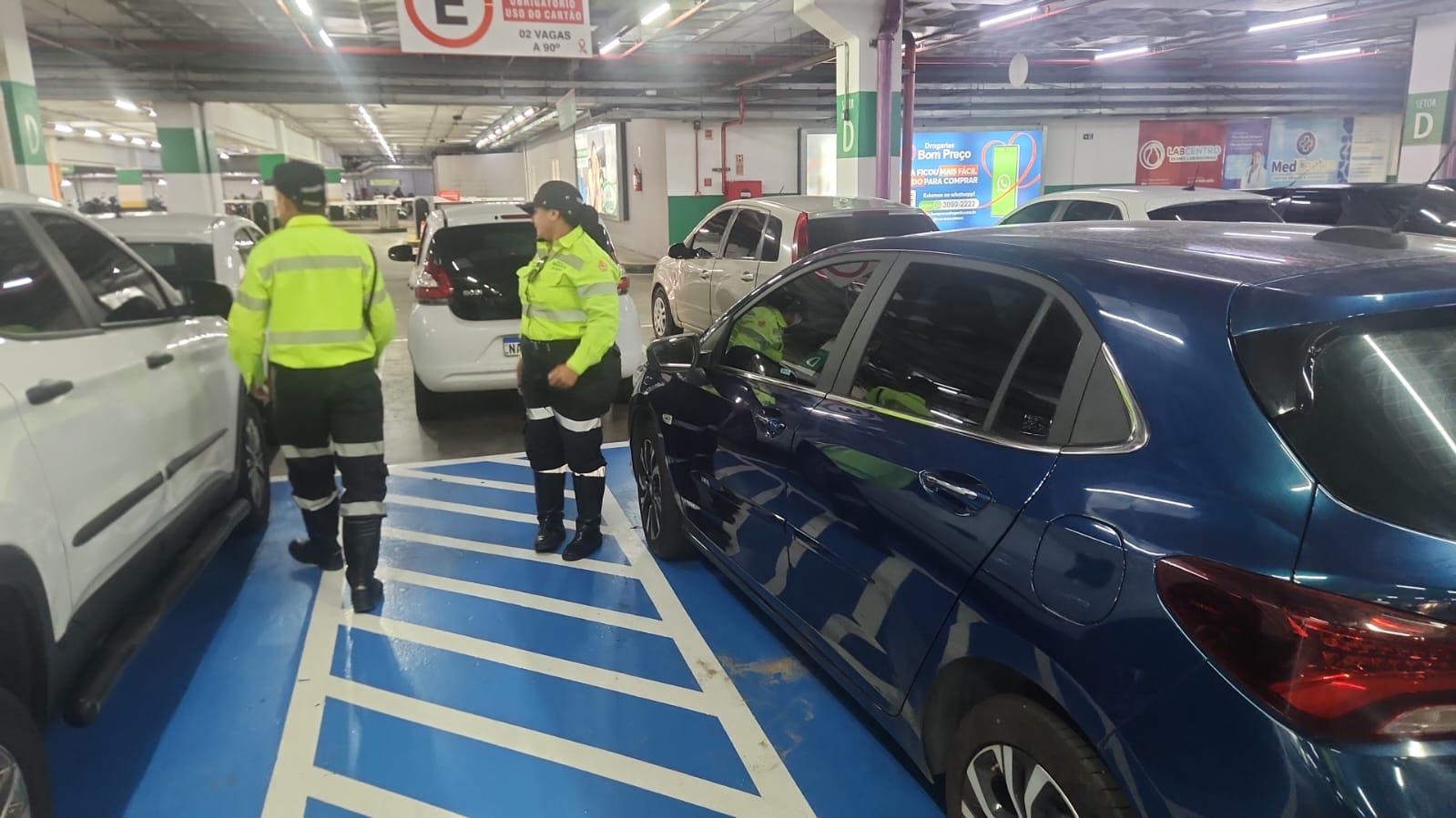 Agente do IMMU fiscaliza estacionamento de supermercado na zona Norte de Manaus