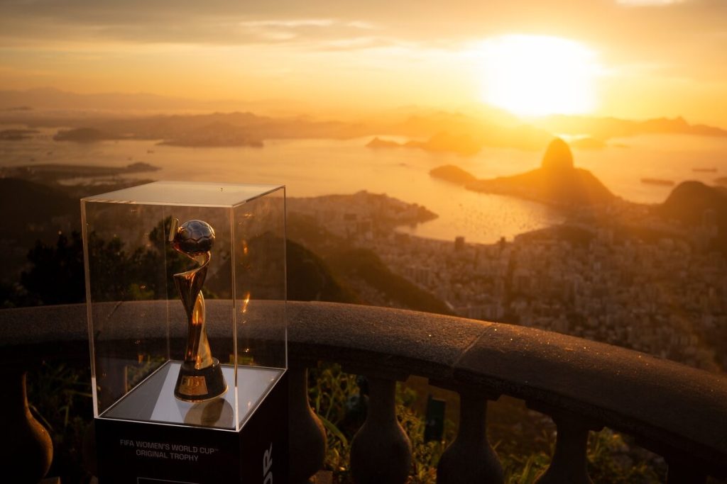 Troféu da Copa do Mundo Feminina em visitação ao Rio de Janeiro